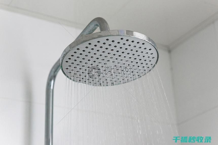 淋浴头水垢？这些清洁技巧不容错过 (淋浴头水垢清除妙招)