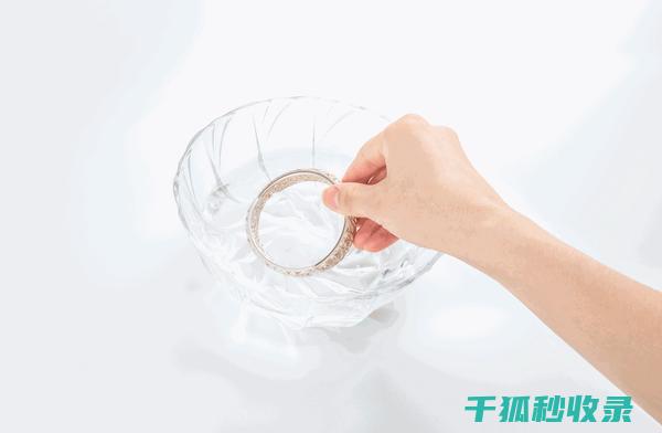 银饰保养与清洁：让你的饰品持久美丽 (银饰保养小常识简单)