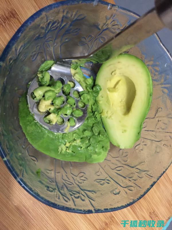 牛油果切开后不想变黑？这里有一招防氧化绝技 (牛油果切开后放冰箱第二天能吃不)