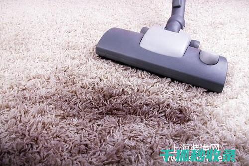 地毯弄脏了？快速清洁方法让您省心省力 (地毯弄脏了有什么办法洗干净)