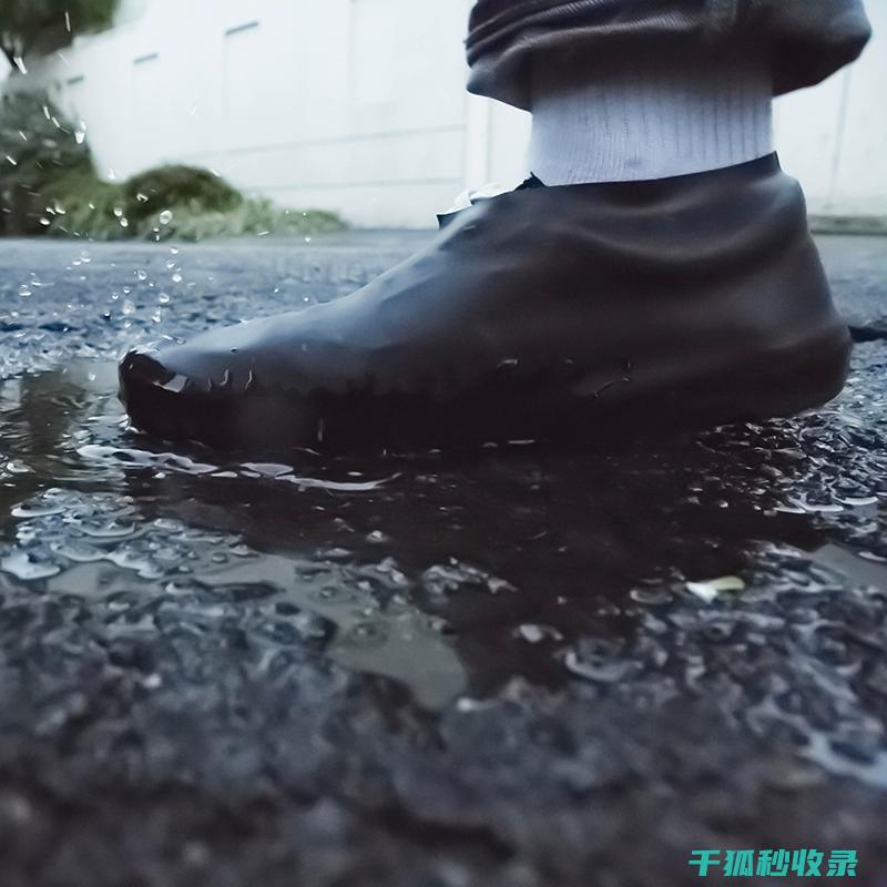 雨鞋变脏了？教你几招让它焕然一新！ (雨鞋脏了用什么洗)